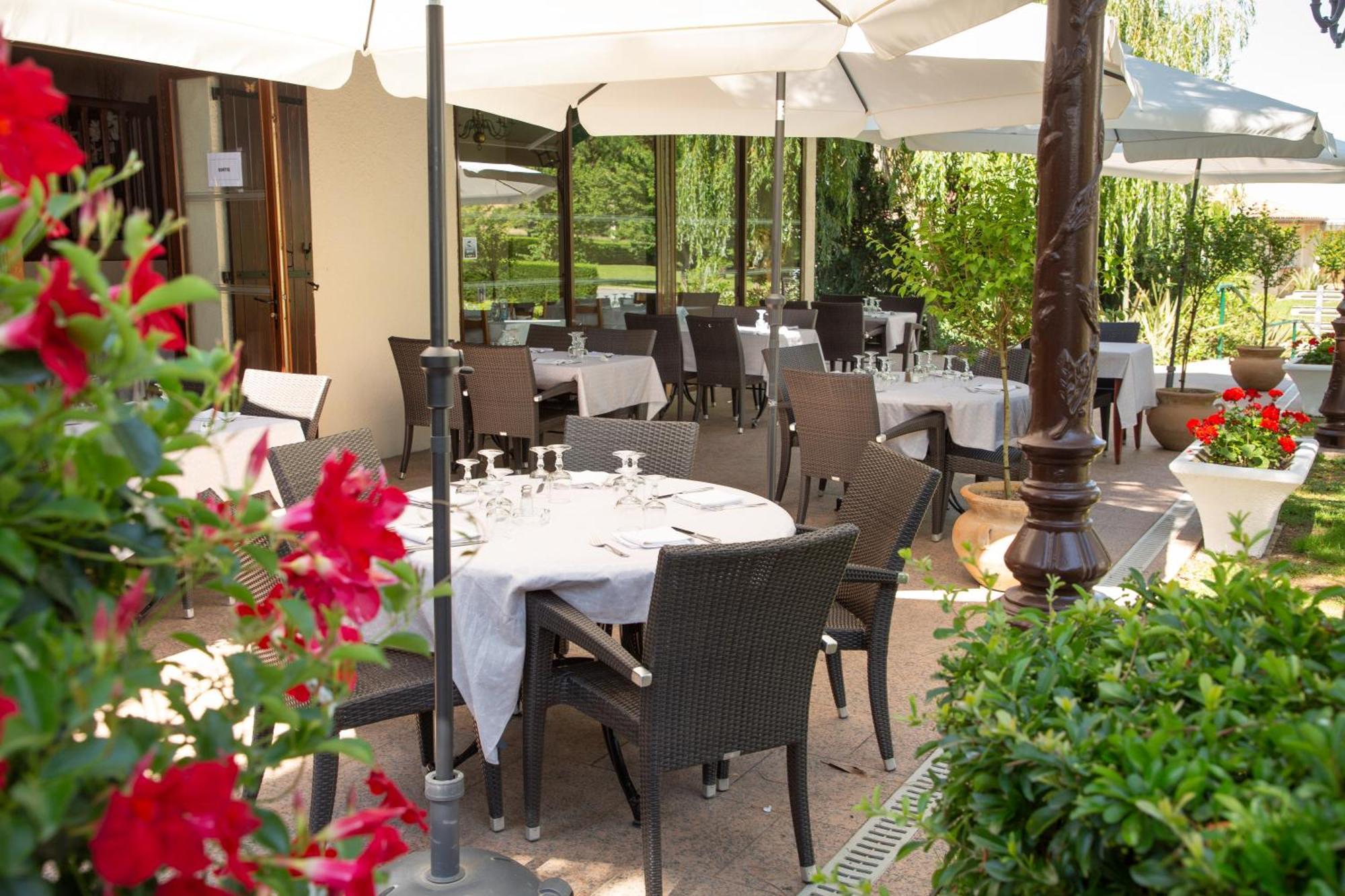 Logis Hotel Et Restaurant La Bombardiere Cuq-Toulza Exterior photo
